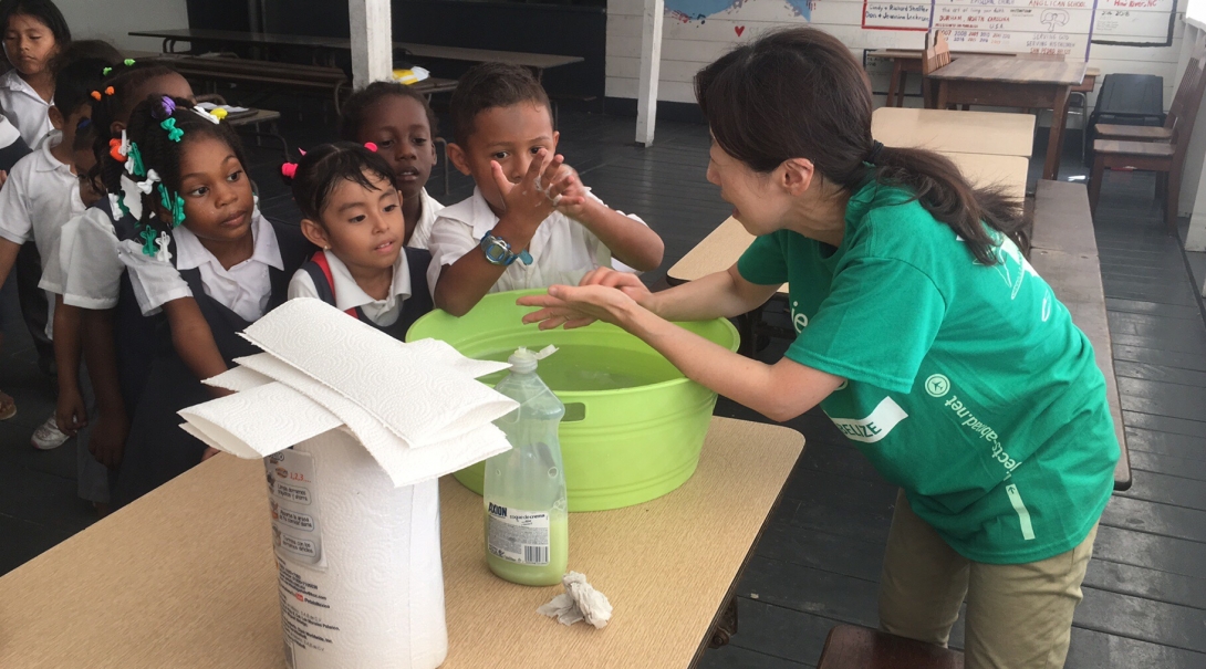 A Projects Abroad intern teaches children to wash their hands thoroughly during public health work in Belize with a group. A intern demonstrates thorough handwashing during her Public Health internship in Belize for groups.